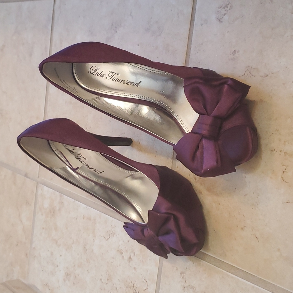Brand new never worn purple bow peep toe high heels wide